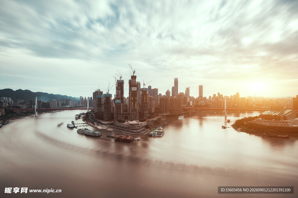 河畔城市日落壮丽景观
