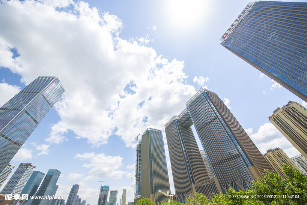都市高楼林立的晴朗天际