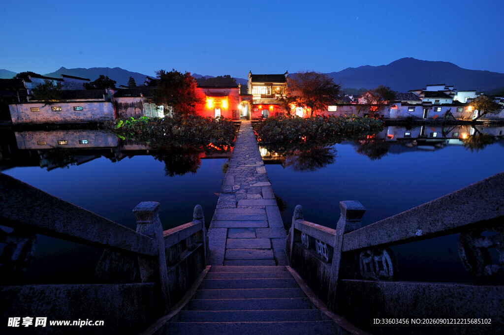 夜幕下的湖畔栈桥美景