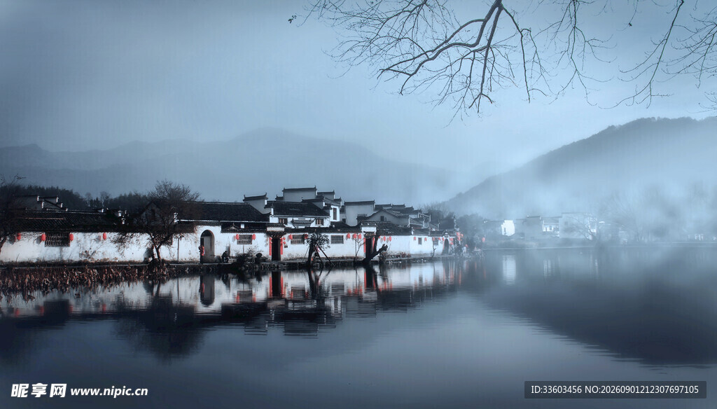 水墨江南静谧湖岸景致