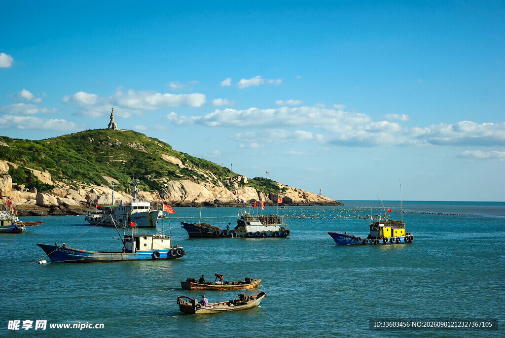 海上渔船与岸边风景