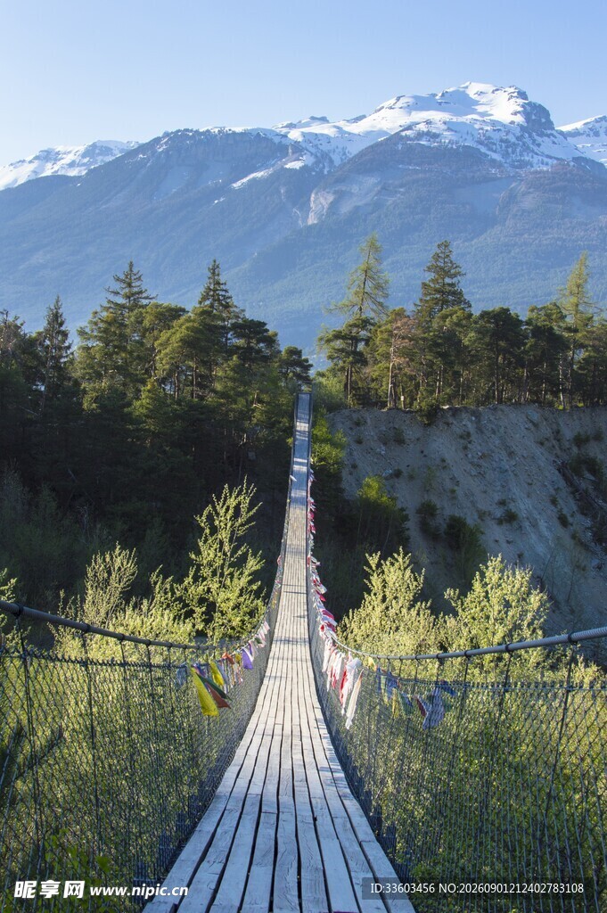 山间悬索桥望壮丽山景