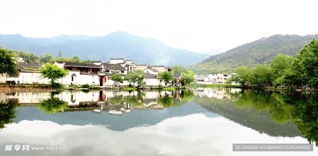 宁静山水间的美丽村落