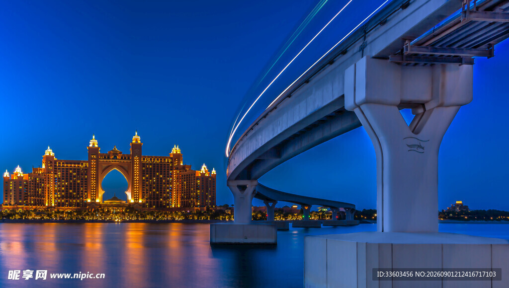城市夜景中的桥梁与建筑