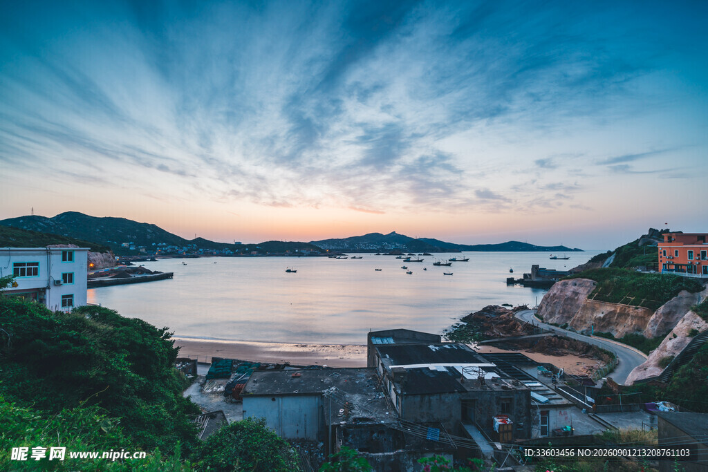 海边渔村日落美景