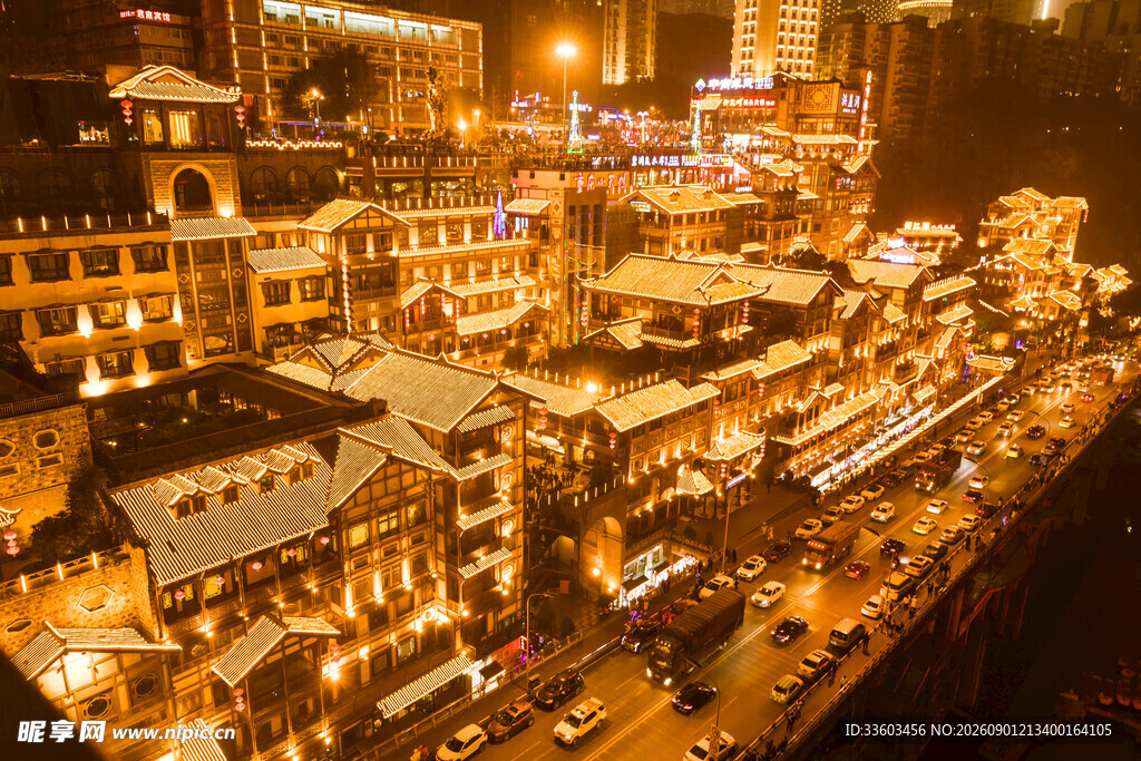 雪夜中的璀璨城市街景
