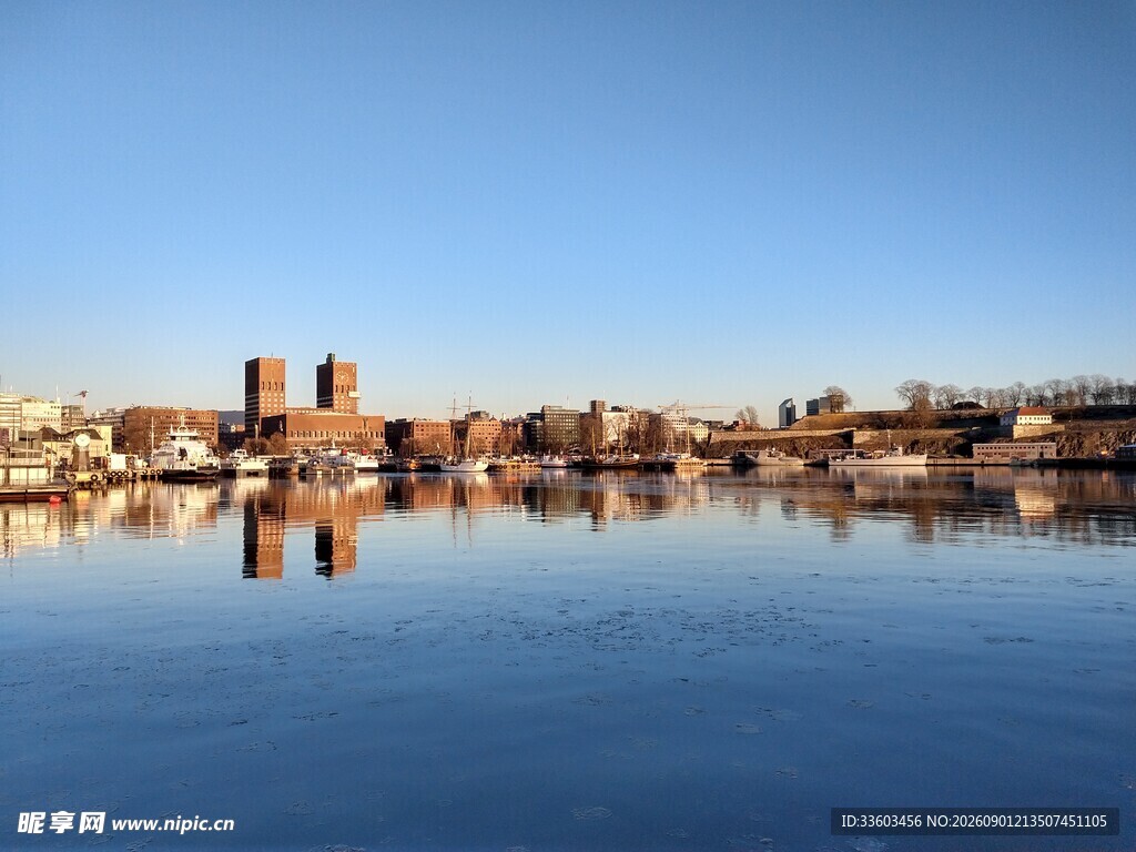 城市河畔美景倒影如画
