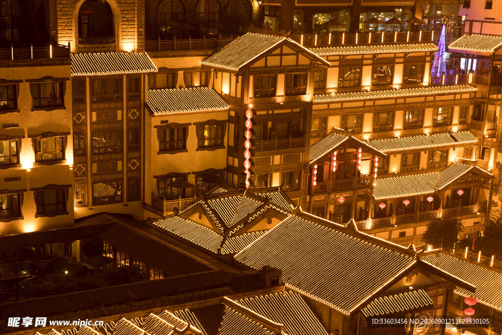 古街夜景灯火璀璨映建筑