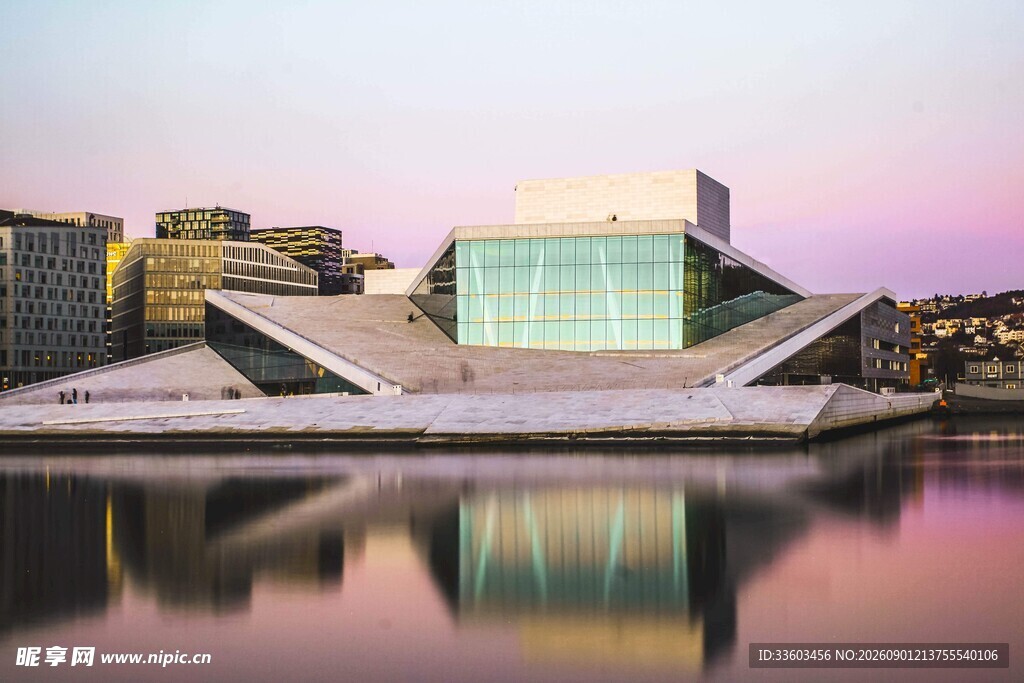 黄昏下的现代建筑倒影