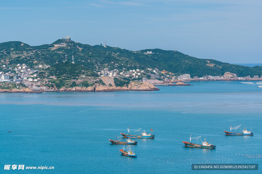碧海轻舟伴岸边景致