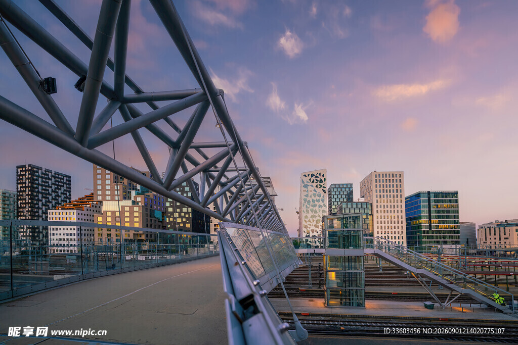 城市桥梁与天际线景观