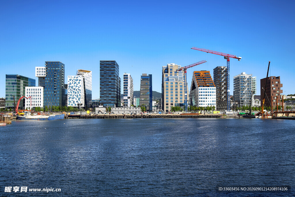 城市滨水建筑群与施工场景