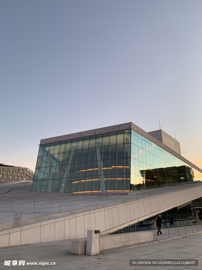现代风格玻璃建筑外观