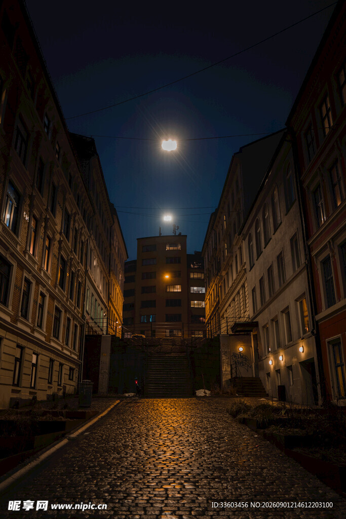 月夜下的静谧街道