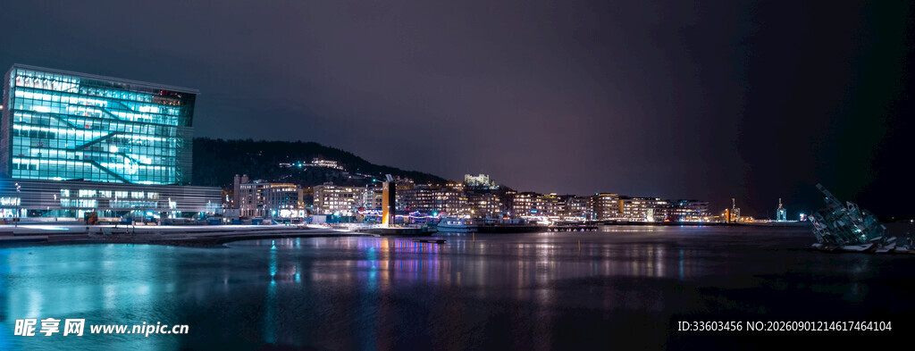城市夜景中的璀璨水岸风光