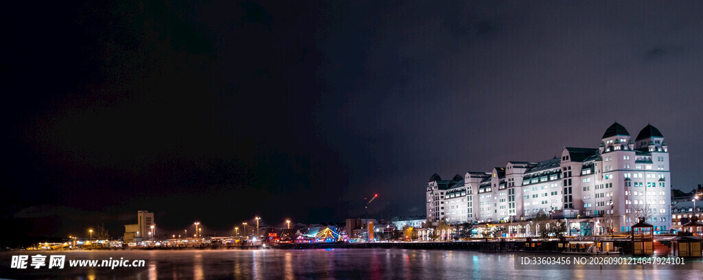 城市夜景璀璨灯光映照