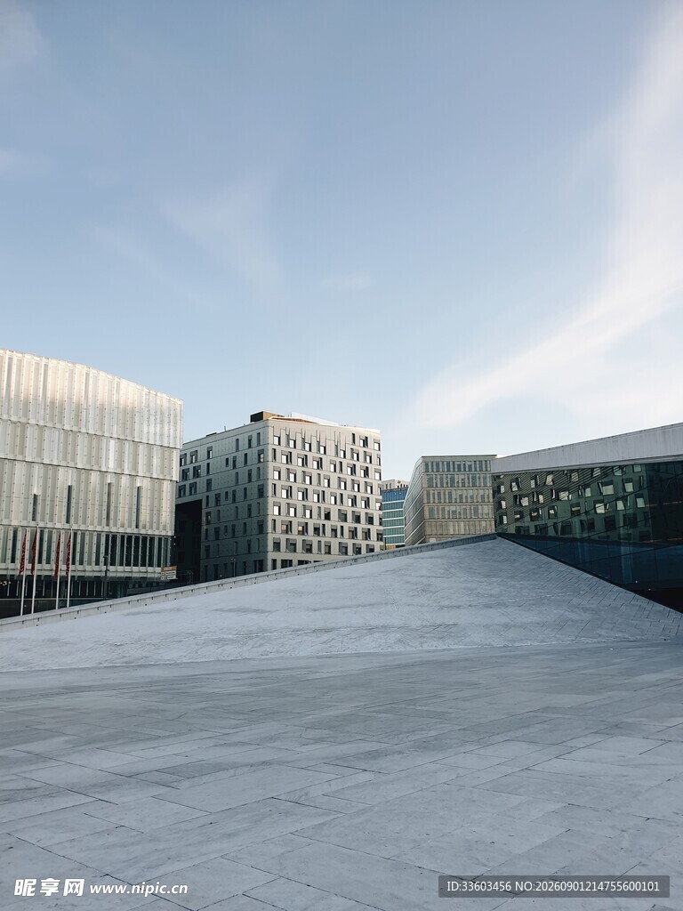 现代建筑群屋顶空旷场景