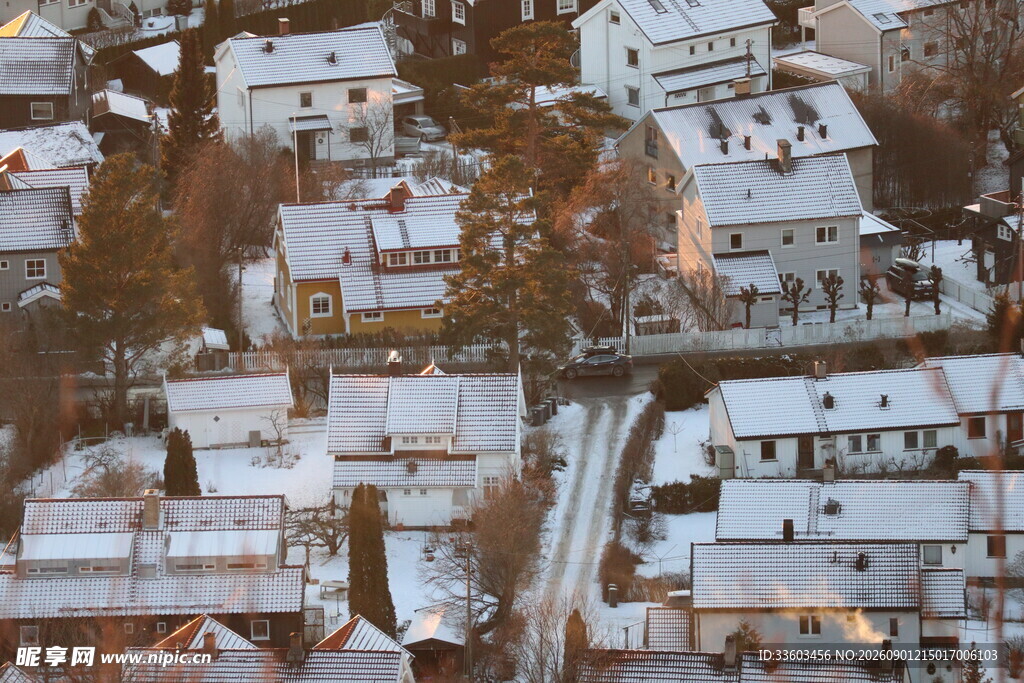 冬日雪覆小镇景象