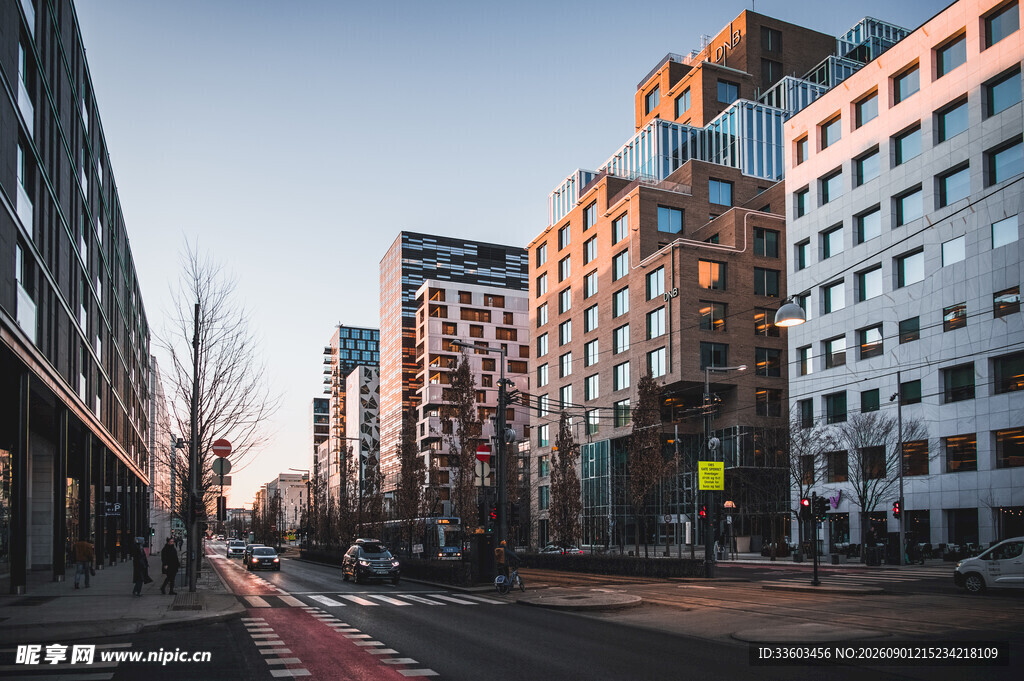 城市街道旁的现代建筑群