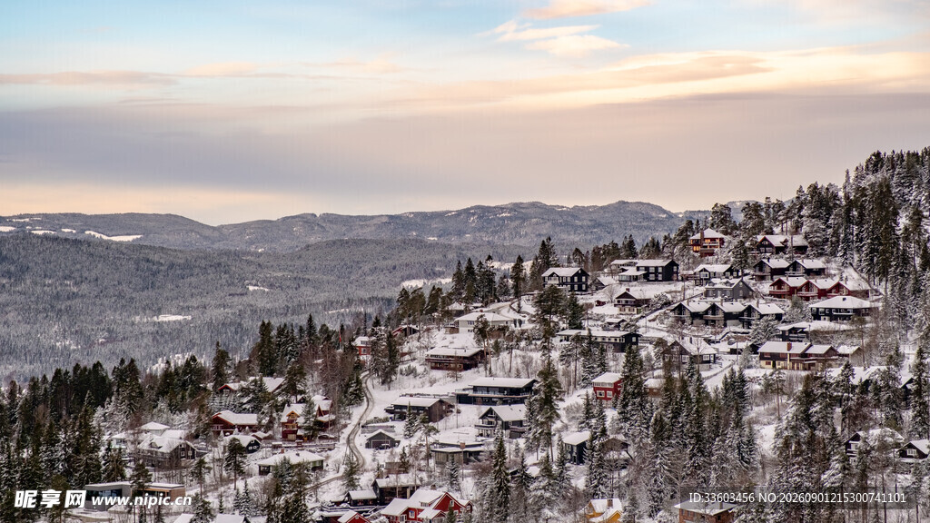 雪覆山城美景