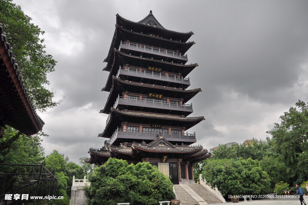 古朴多层宝塔屹立园林间