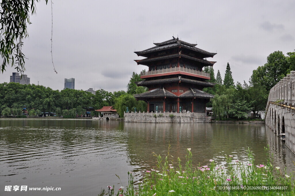 湖畔古亭映景