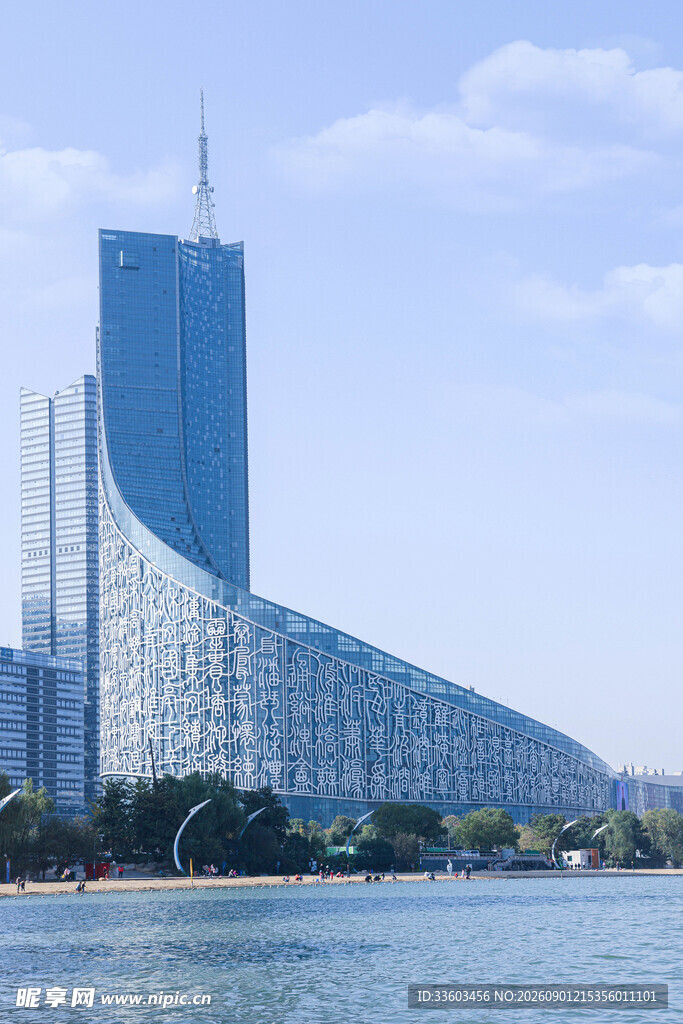 现代城市滨水摩天建筑群