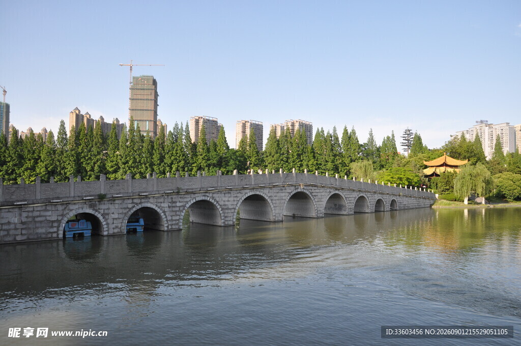 古桥横跨绿水映绿树