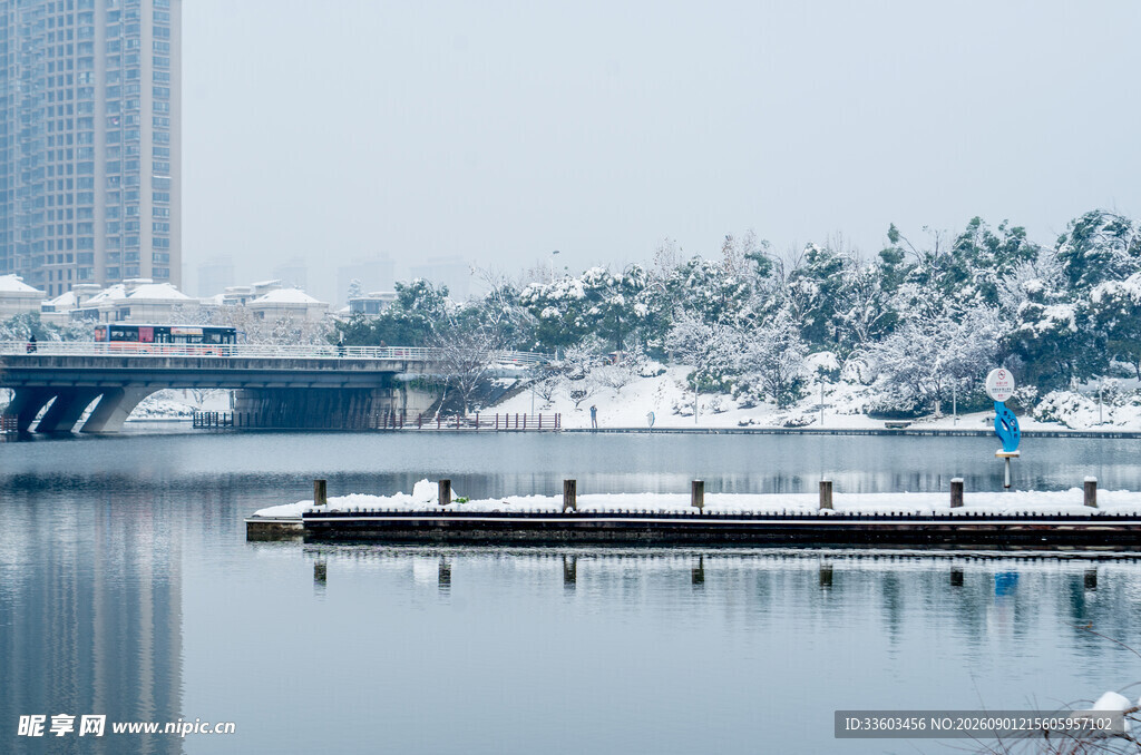 冬日湖畔雪景中的栈桥