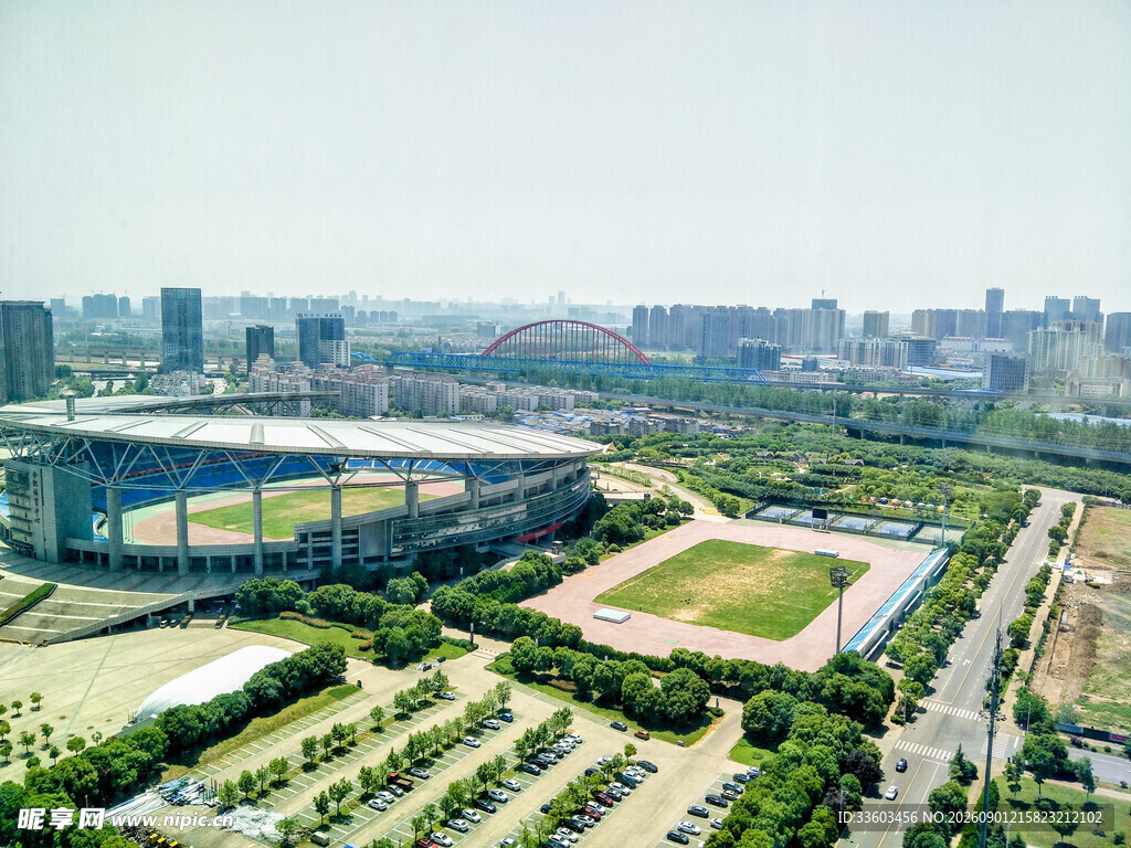 城市中的开阔绿地与建筑景观