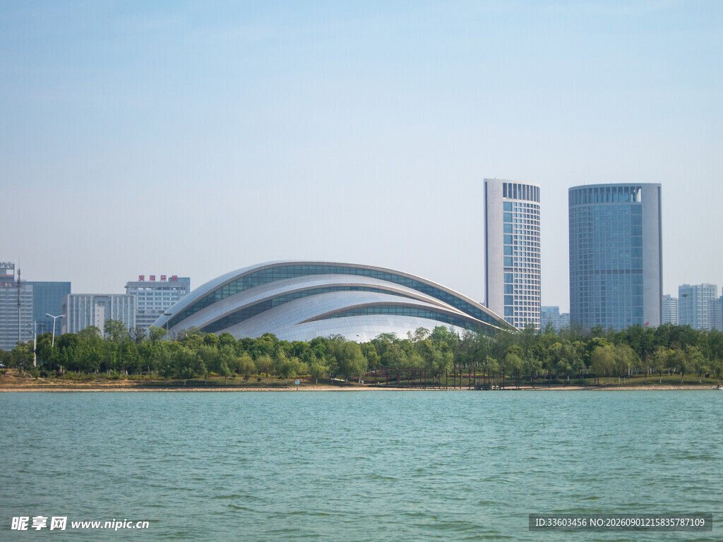 湖畔现代建筑景观