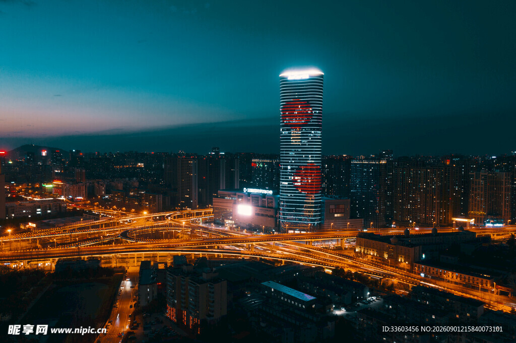 城市夜景中的璀璨高楼