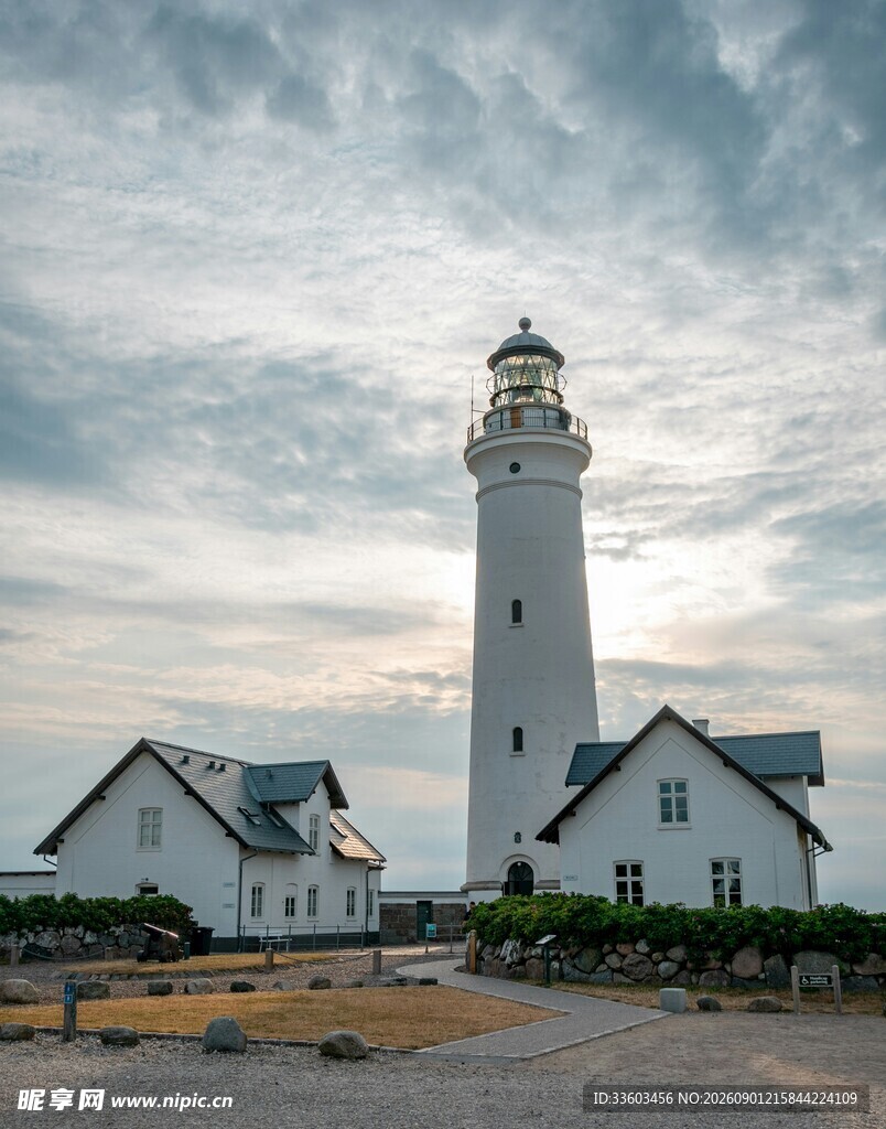 海边灯塔与小屋风景