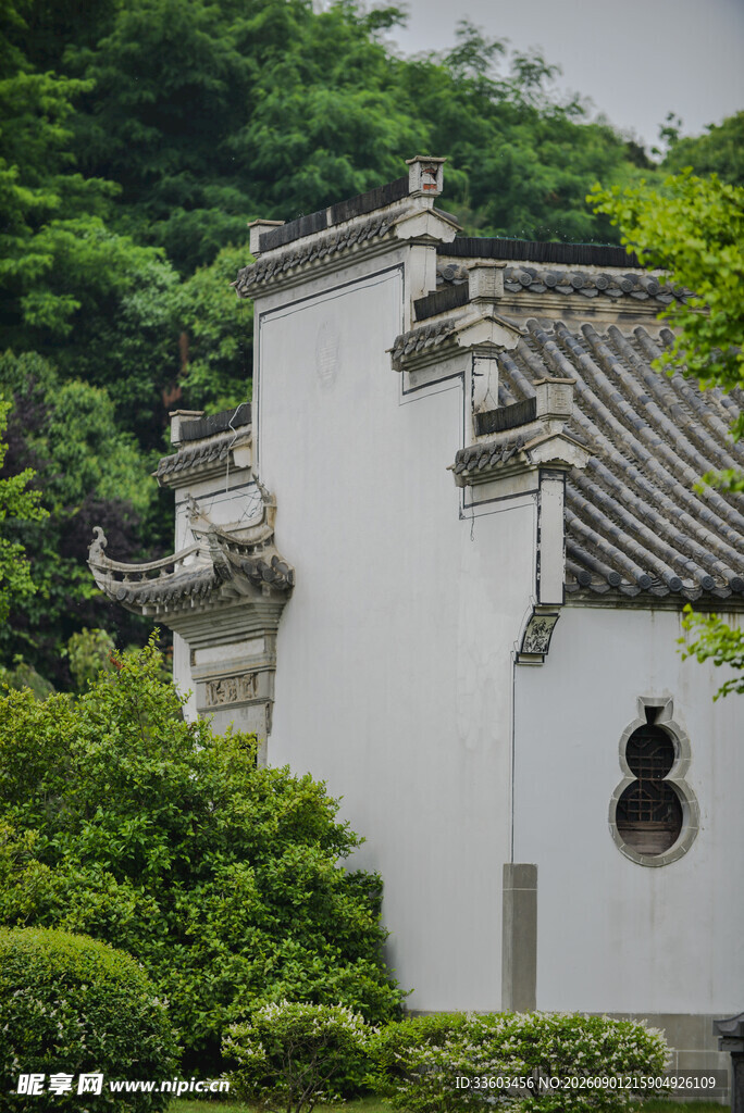 中式白墙古建绿意环绕
