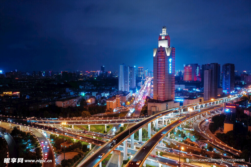 城市璀璨夜景与高架桥