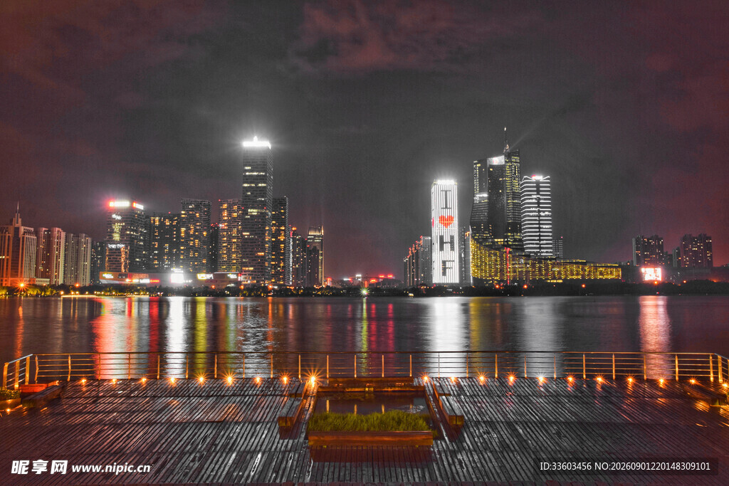 城市夜景中的璀璨水上风光