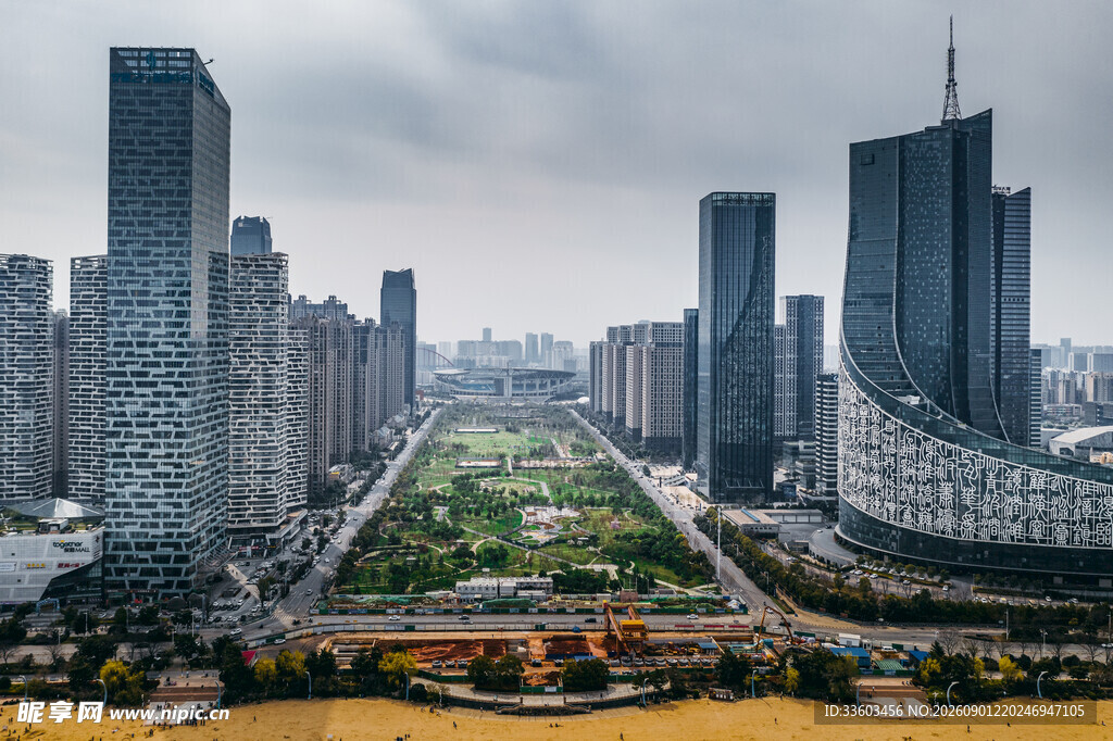 城市天际线中的开阔绿地