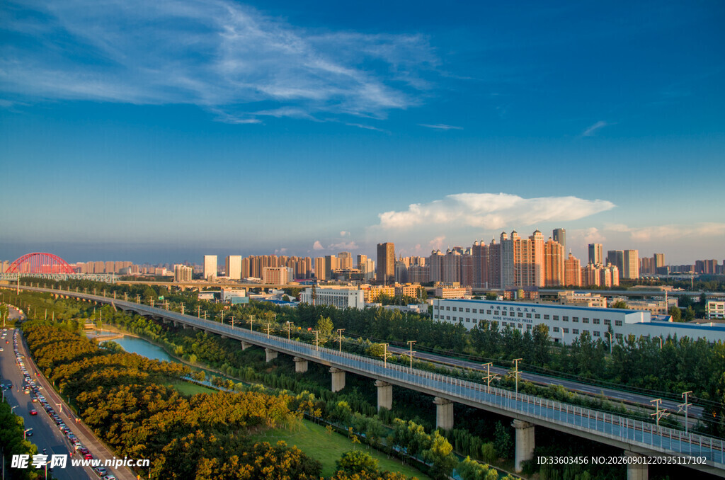 城市高架桥与天际线景观