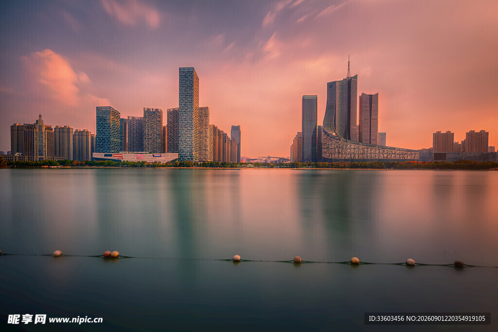 城市湖畔绚丽黄昏美景