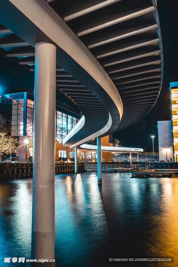 城市夜景下的现代桥梁建筑