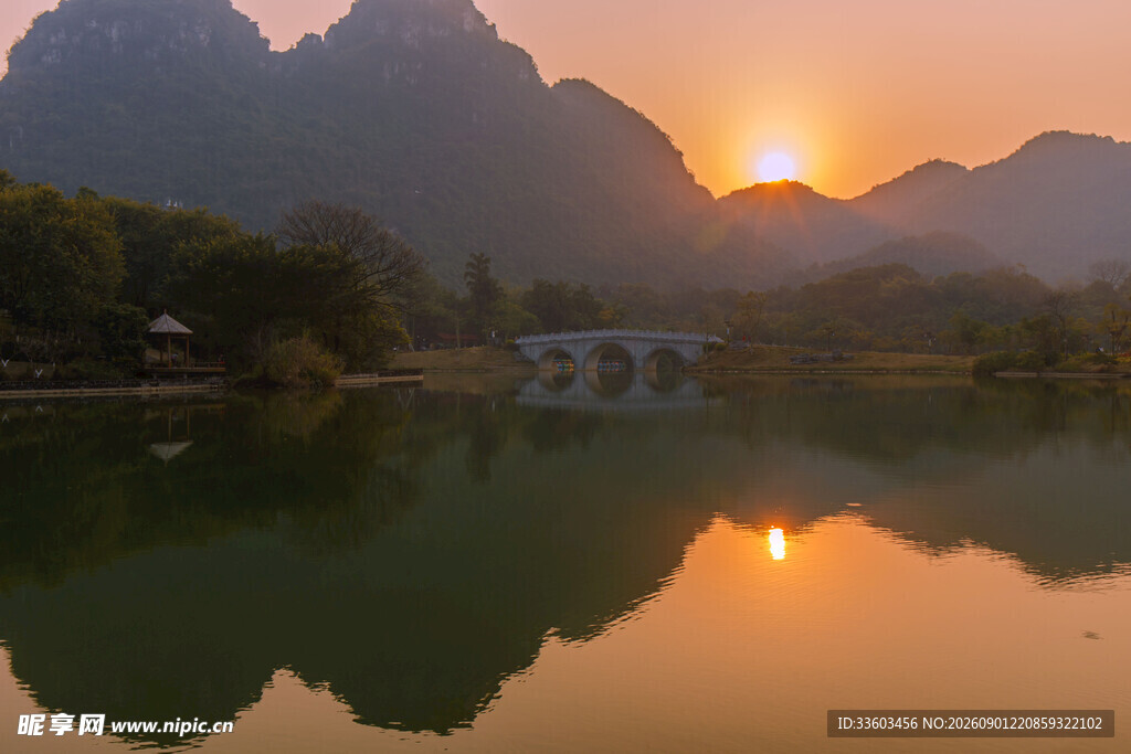 夕阳下山水相映的美景