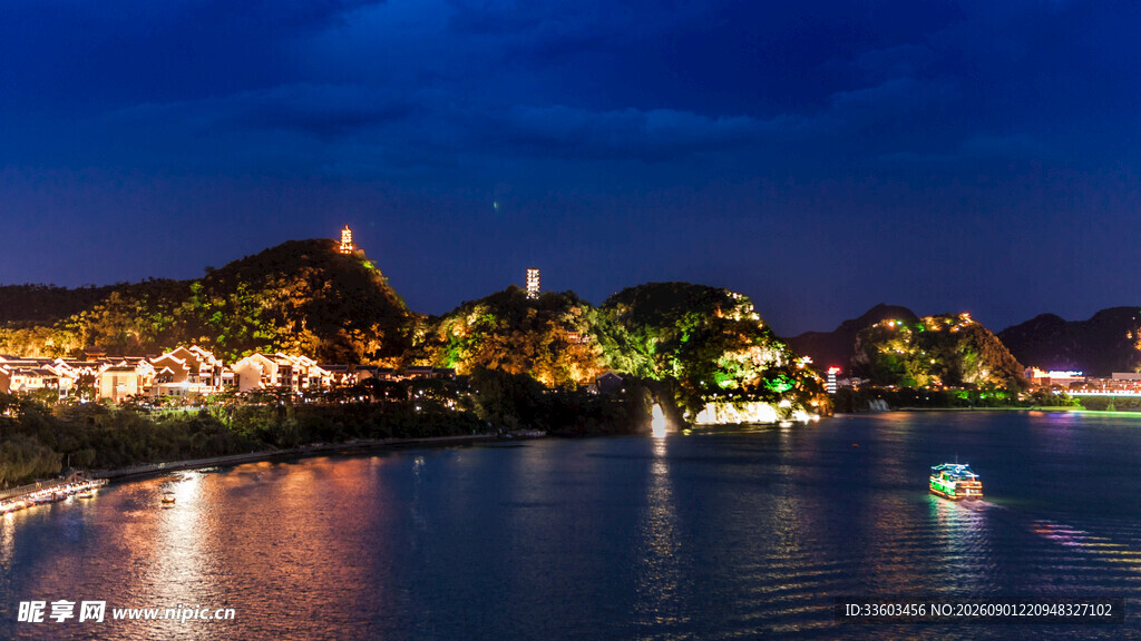 湖畔夜景灯火璀璨映波光