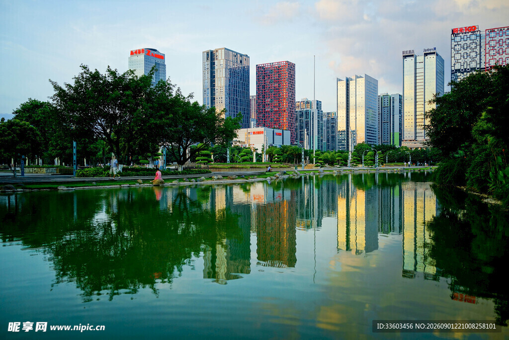 城市湖畔美景