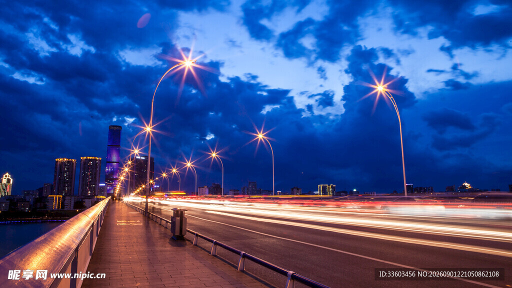 城市夜景公路灯光轨迹