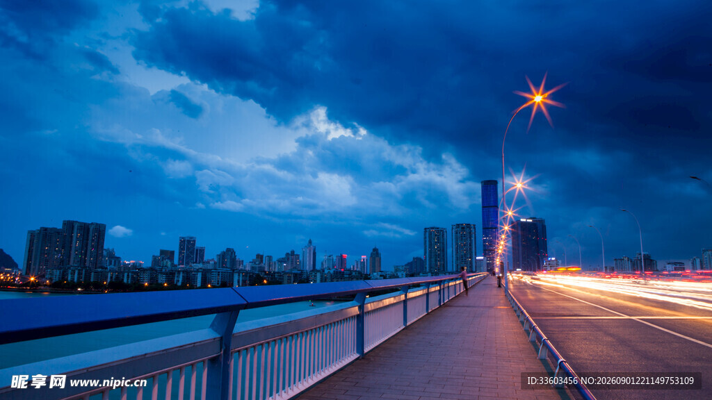 城市河畔夜景灯光绚丽