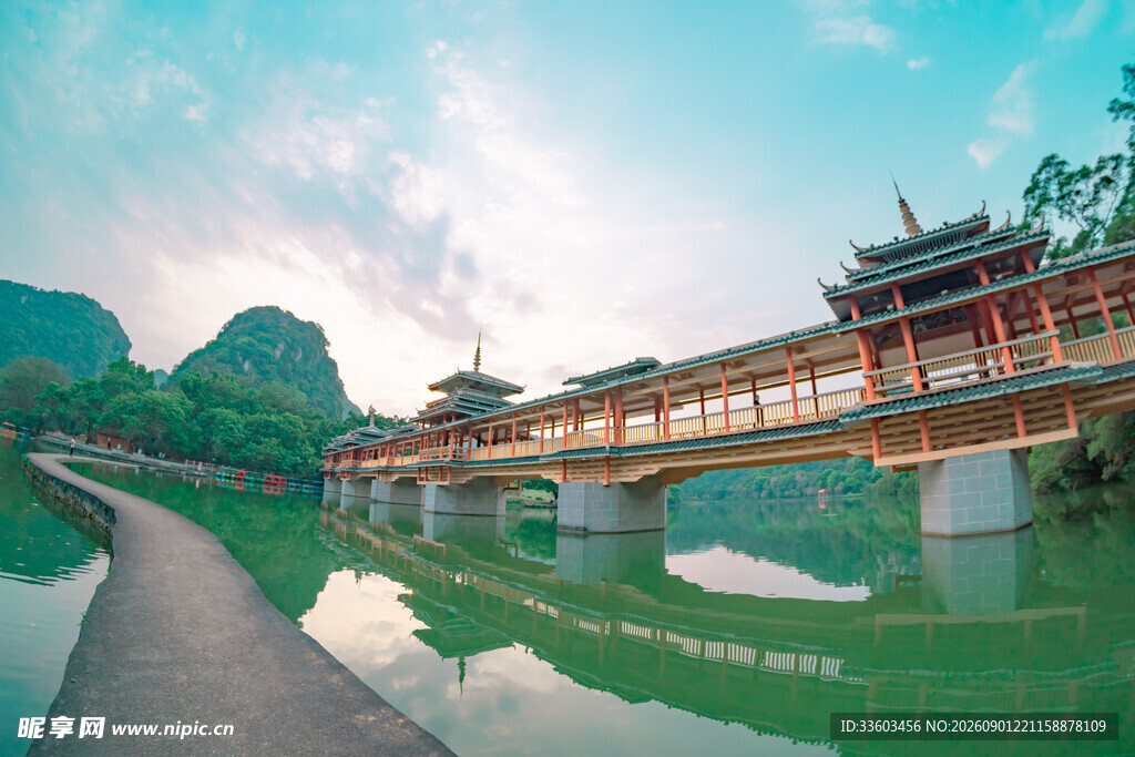 山水间的中式廊桥美景