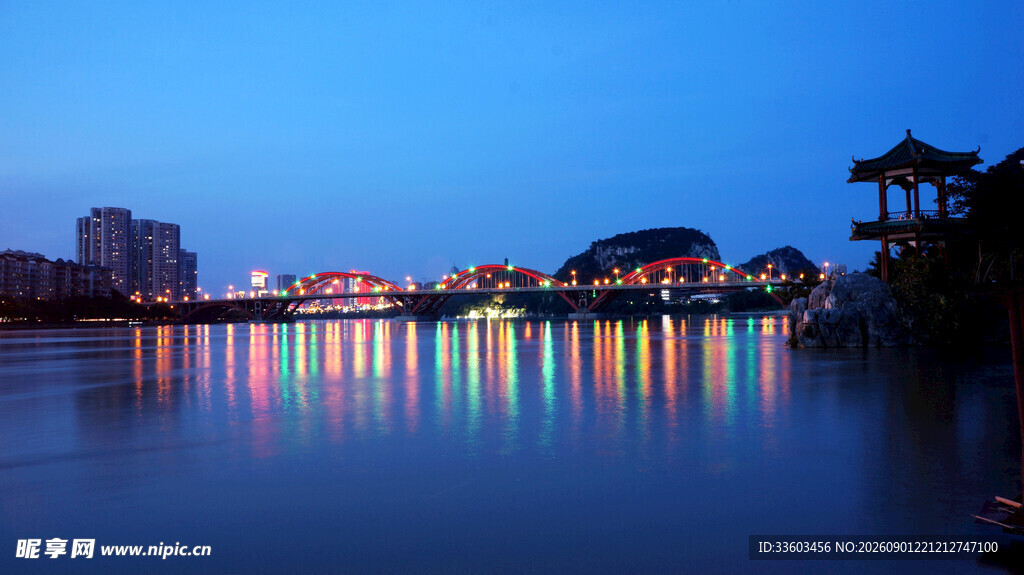 河畔夜景灯光璀璨