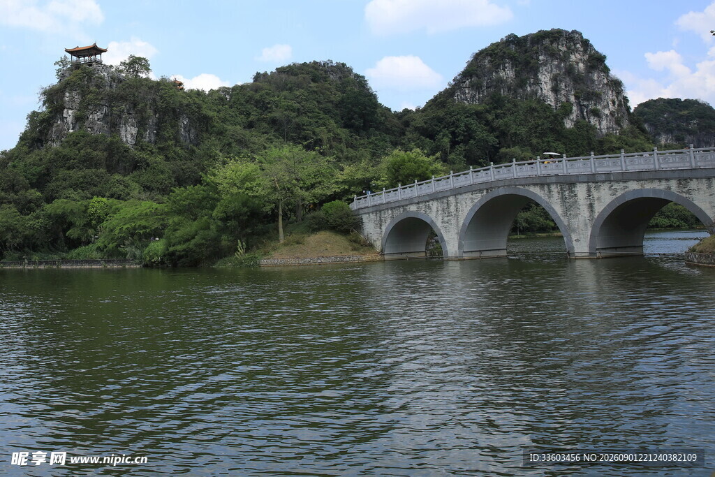 山水间的石拱桥美景