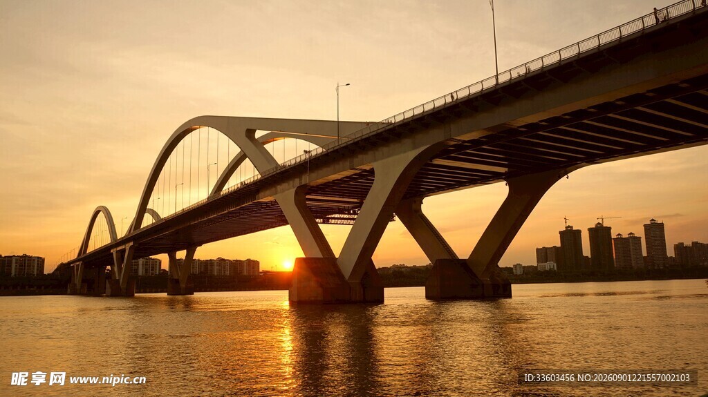 夕阳下的桥梁美景