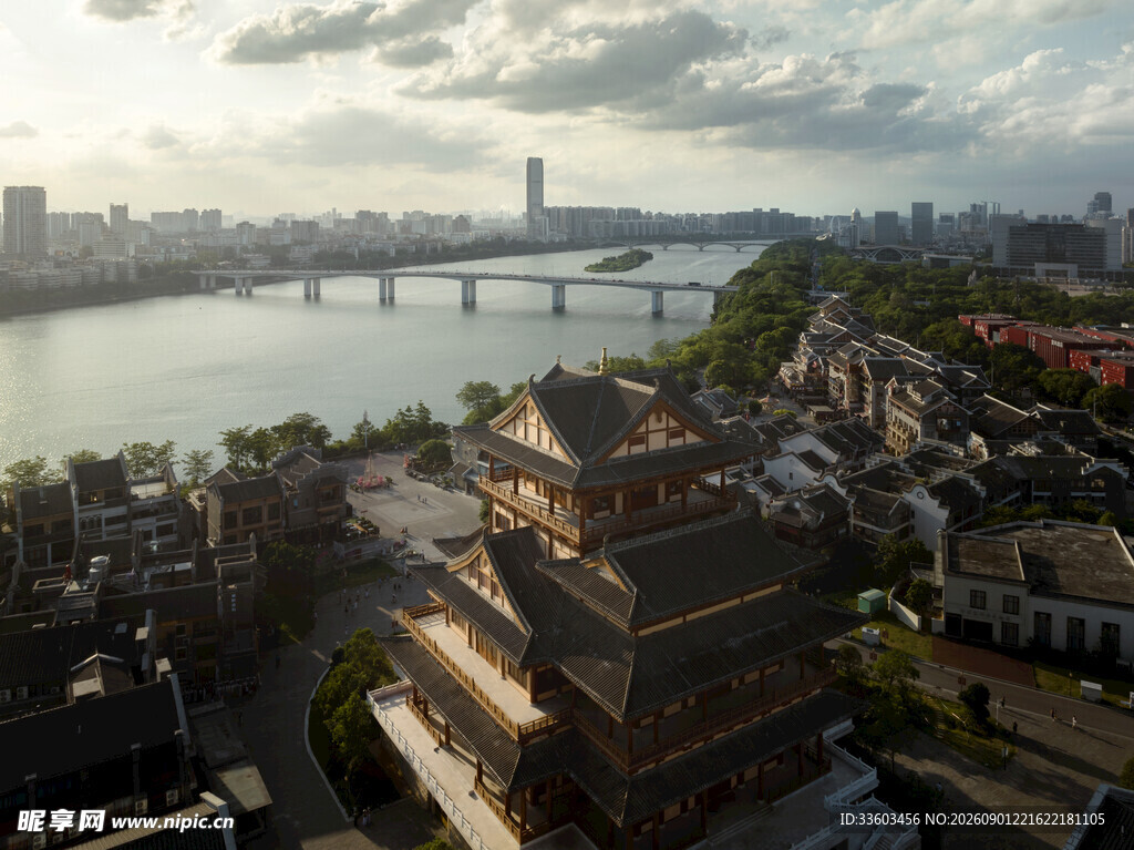 城市古建与江景风光